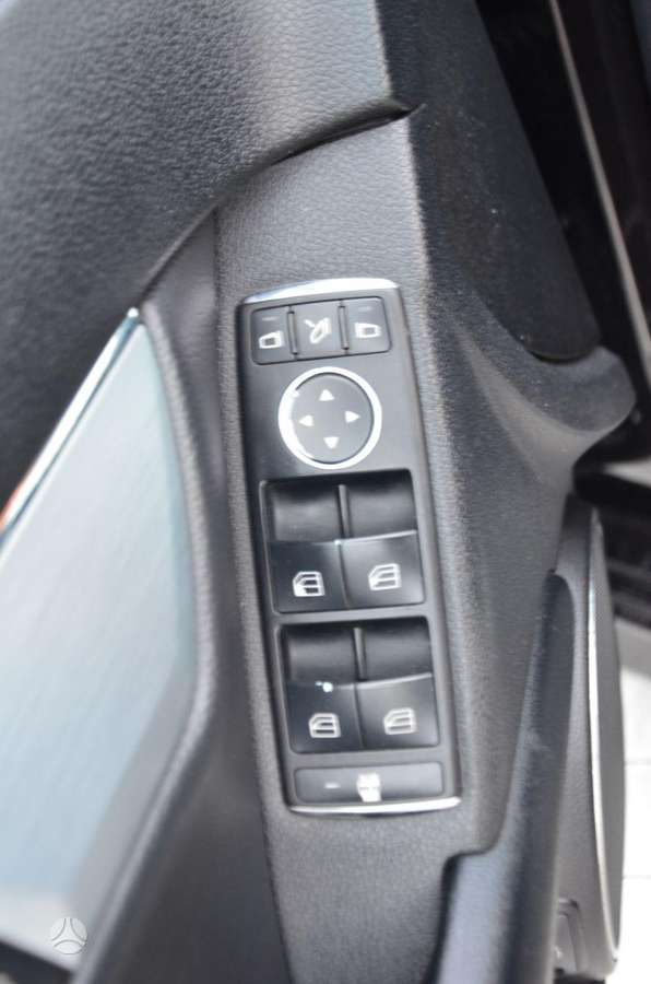 Mercedes-Benz C350 2009 — photo 35