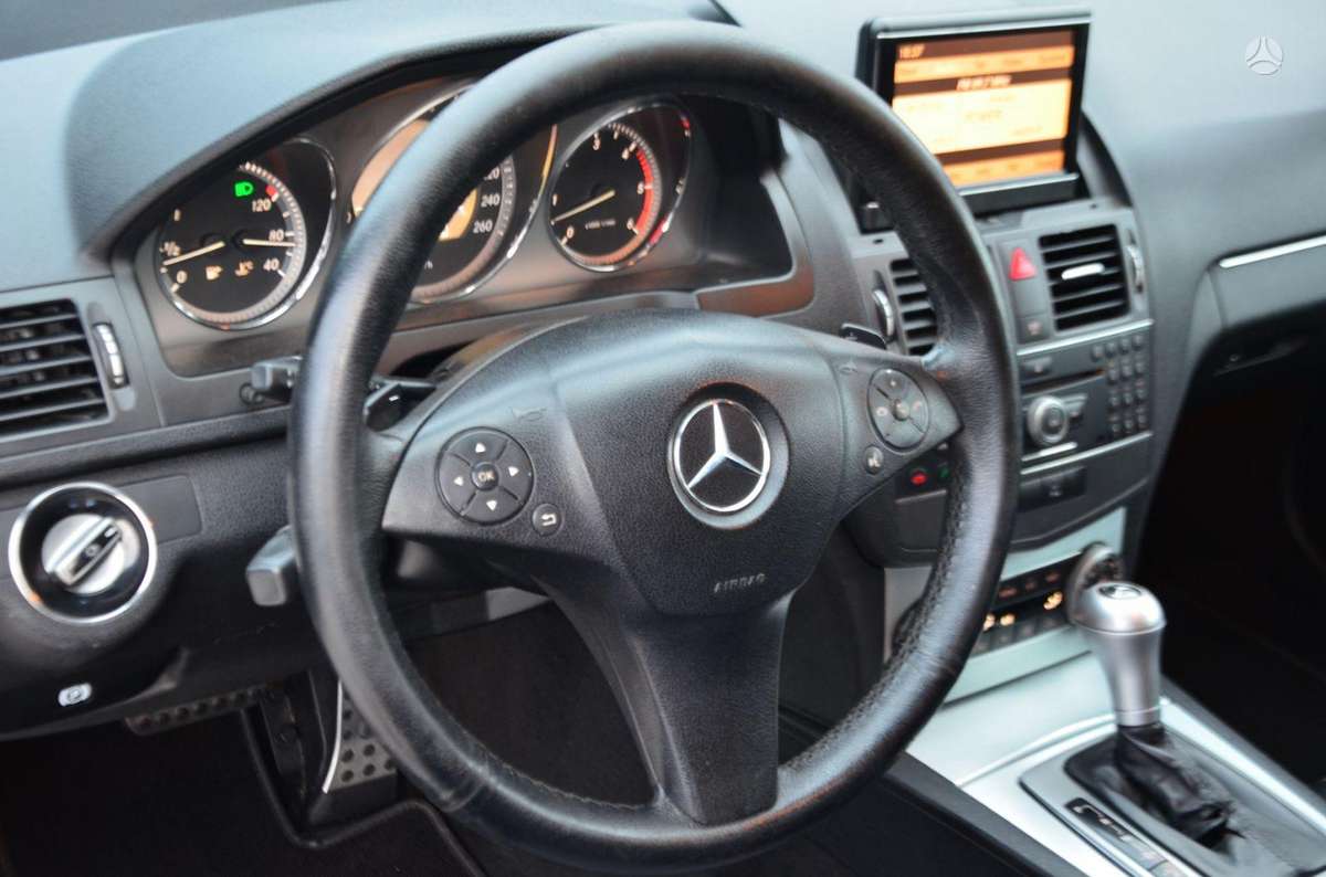 Mercedes-Benz C350 2009 — photo 36