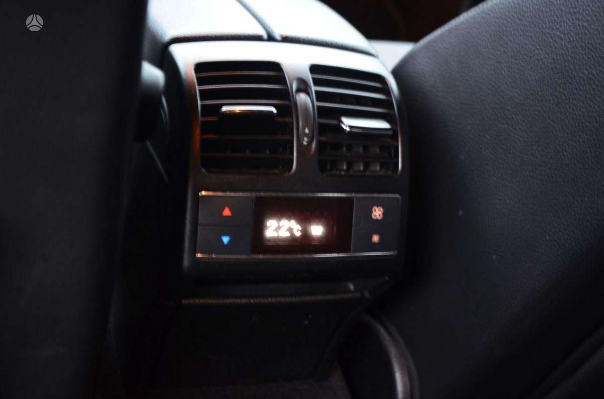 Mercedes-Benz C350 2009 — photo 38