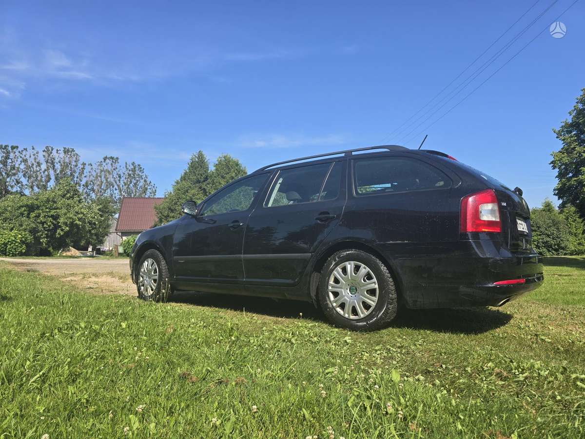 Skoda Octavia 2012 — rear view