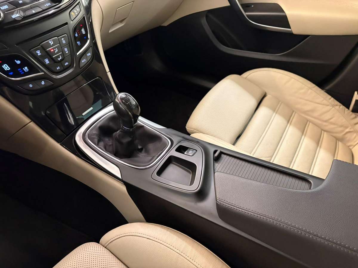 Opel Insignia 2015 — interior