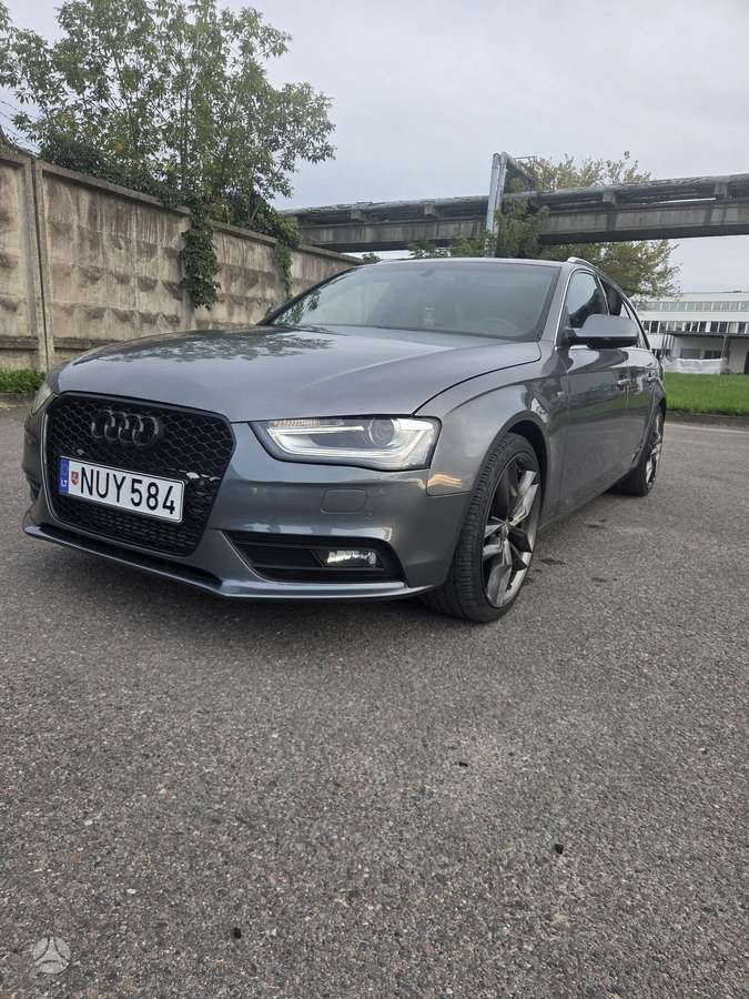 Audi A4 2013 — вигляд ззаду