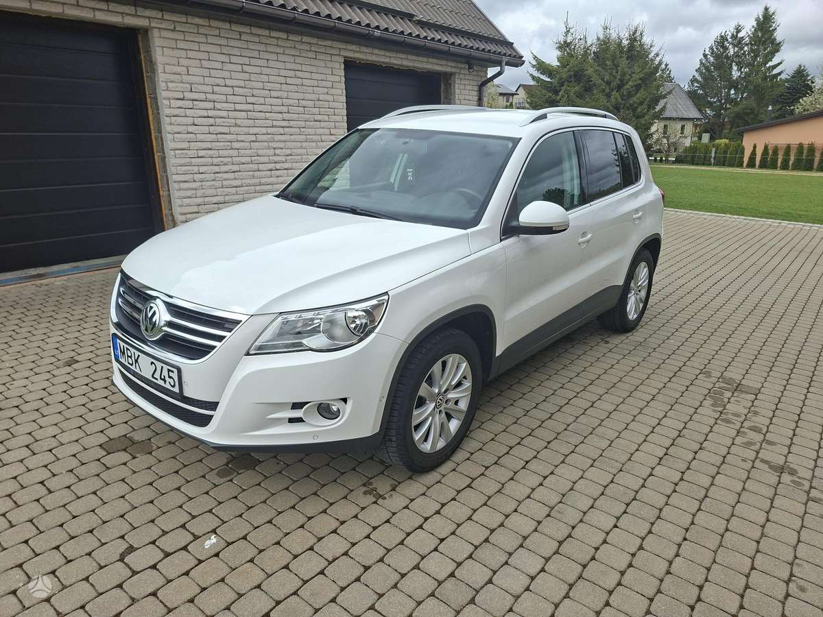 Volkswagen Tiguan 2010 — rear view
