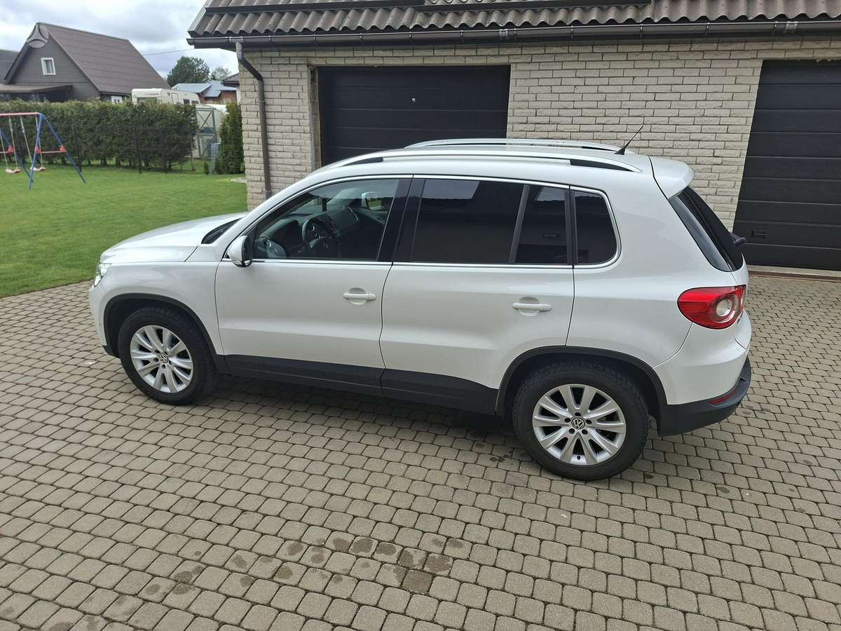 Volkswagen Tiguan 2010 — interior