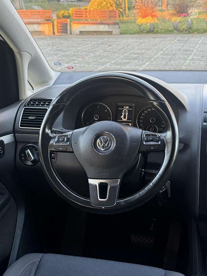 Volkswagen Touran 2014 — photo 18
