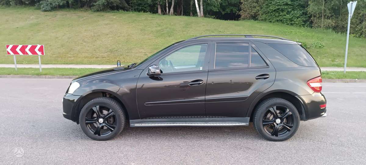 Mercedes-Benz ML350 2010 — салон