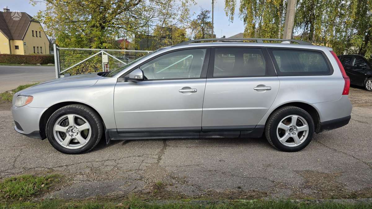 Volvo V70 2008 — rear view