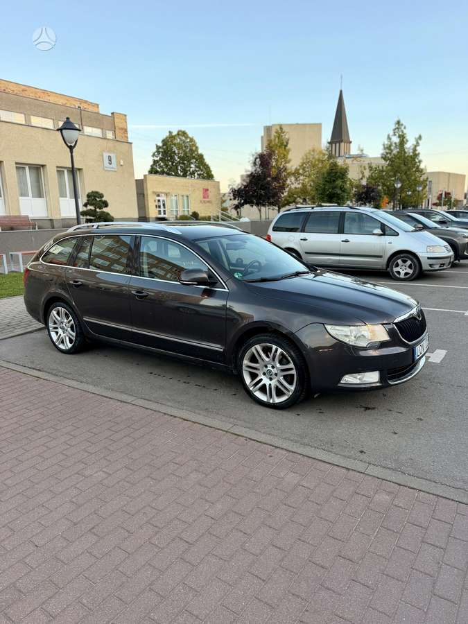 Skoda Superb 2010 — вигляд ззаду