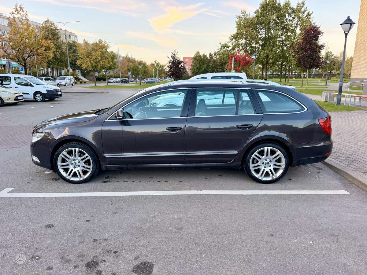 Skoda Superb 2010 — салон