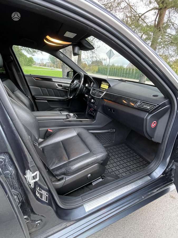 Mercedes-Benz E220 2011 — photo 11