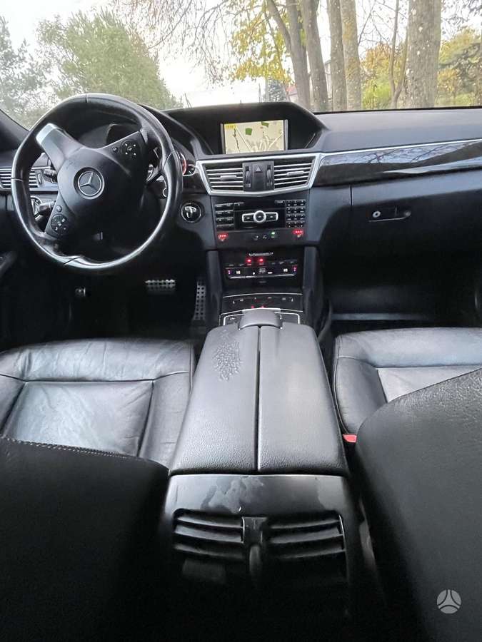Mercedes-Benz E220 2011 — photo 12