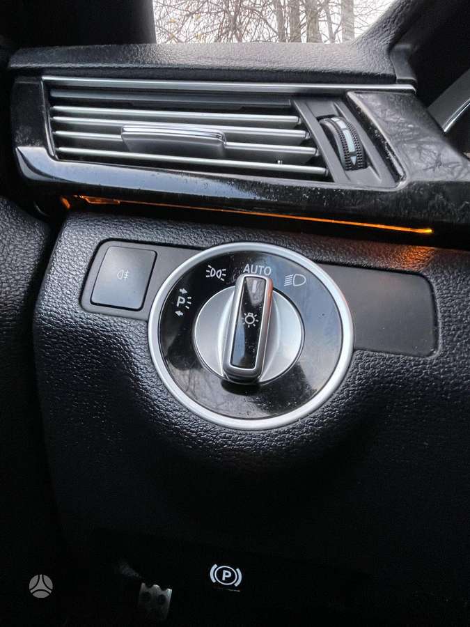 Mercedes-Benz E220 2011 — photo 15
