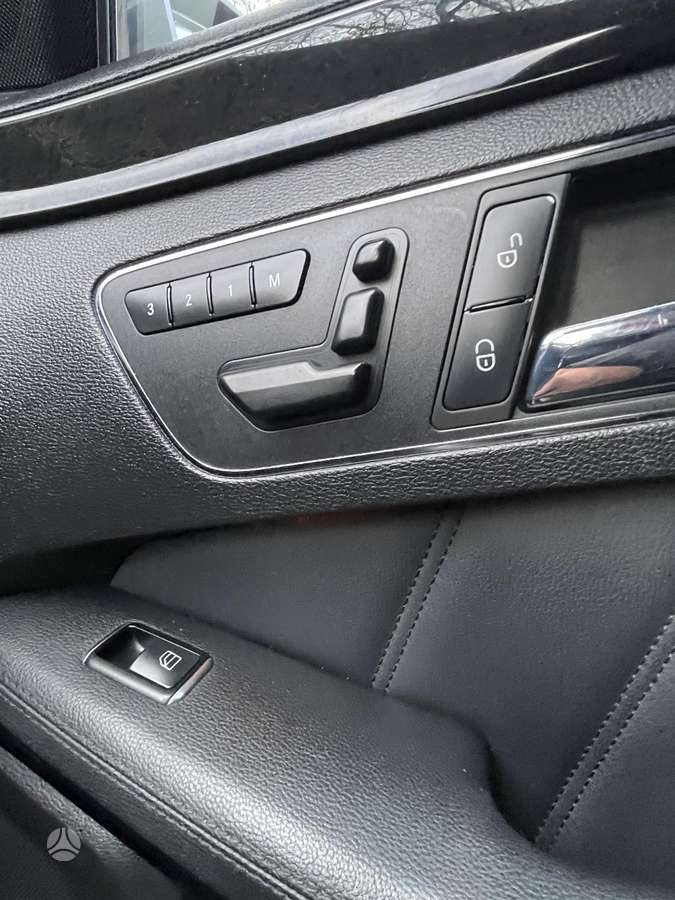 Mercedes-Benz E220 2011 — photo 17