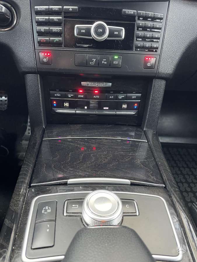 Mercedes-Benz E220 2011 — photo 18