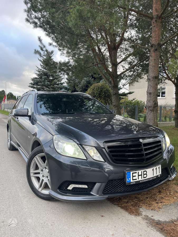 Mercedes-Benz E220 2011 — rear view
