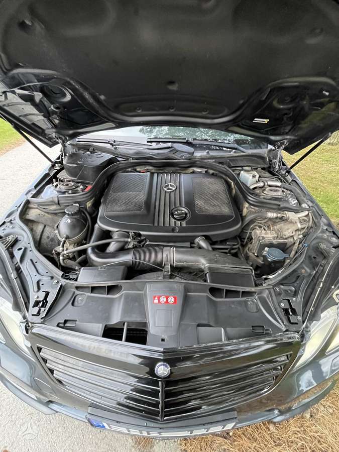 Mercedes-Benz E220 2011 — photo 21