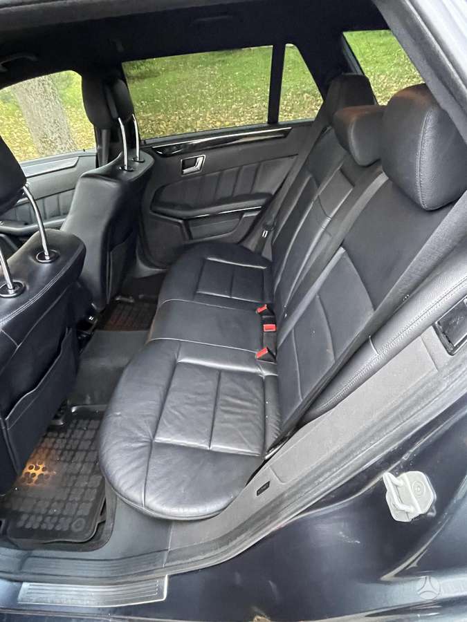 Mercedes-Benz E220 2011 — photo 24