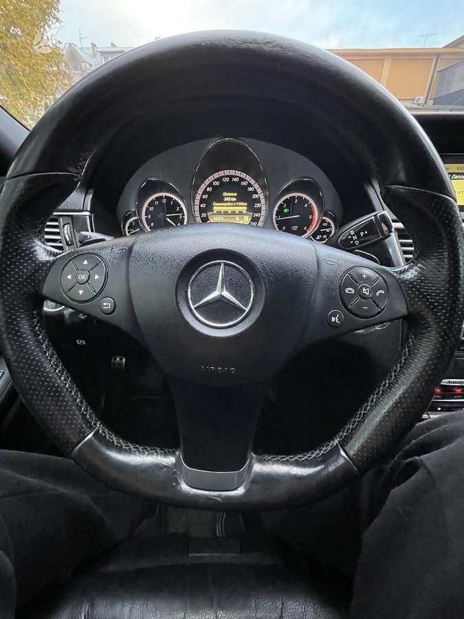 Mercedes-Benz E220 2011 — photo 25