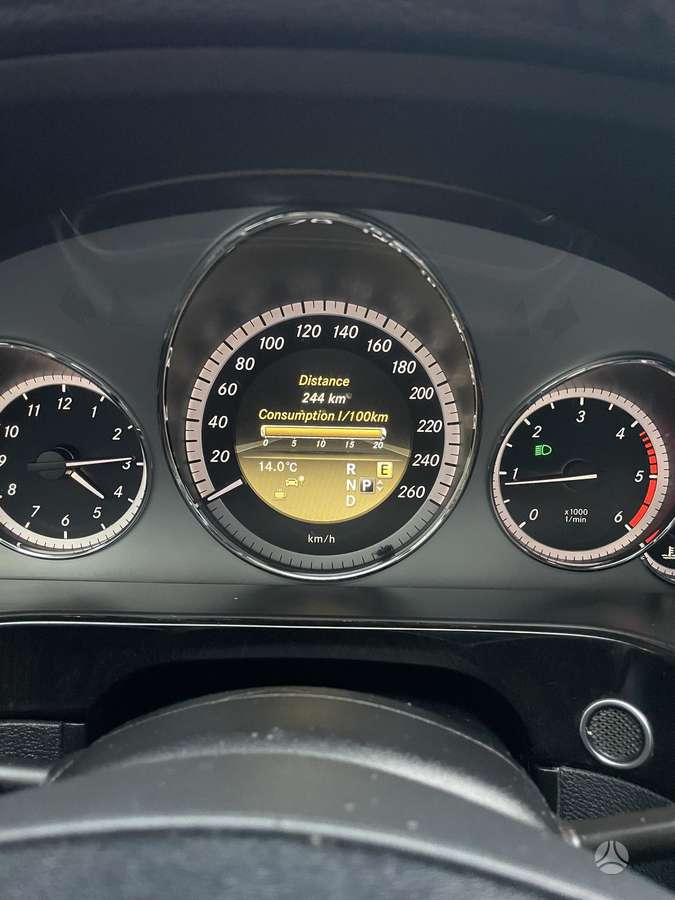 Mercedes-Benz E220 2011 — photo 26