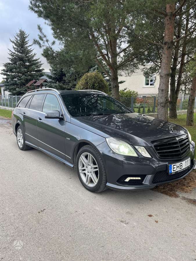 Mercedes-Benz E220 2011 — interior