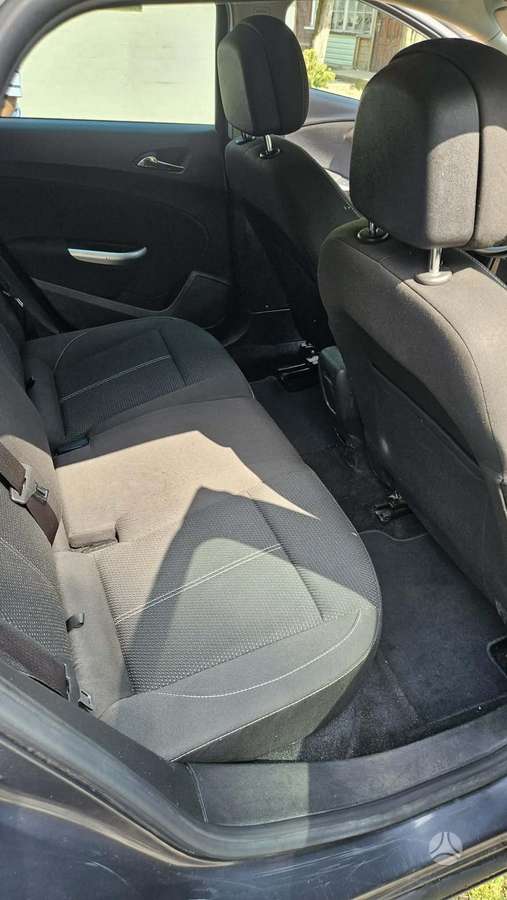 Opel Astra 2011 — вигляд ззаду