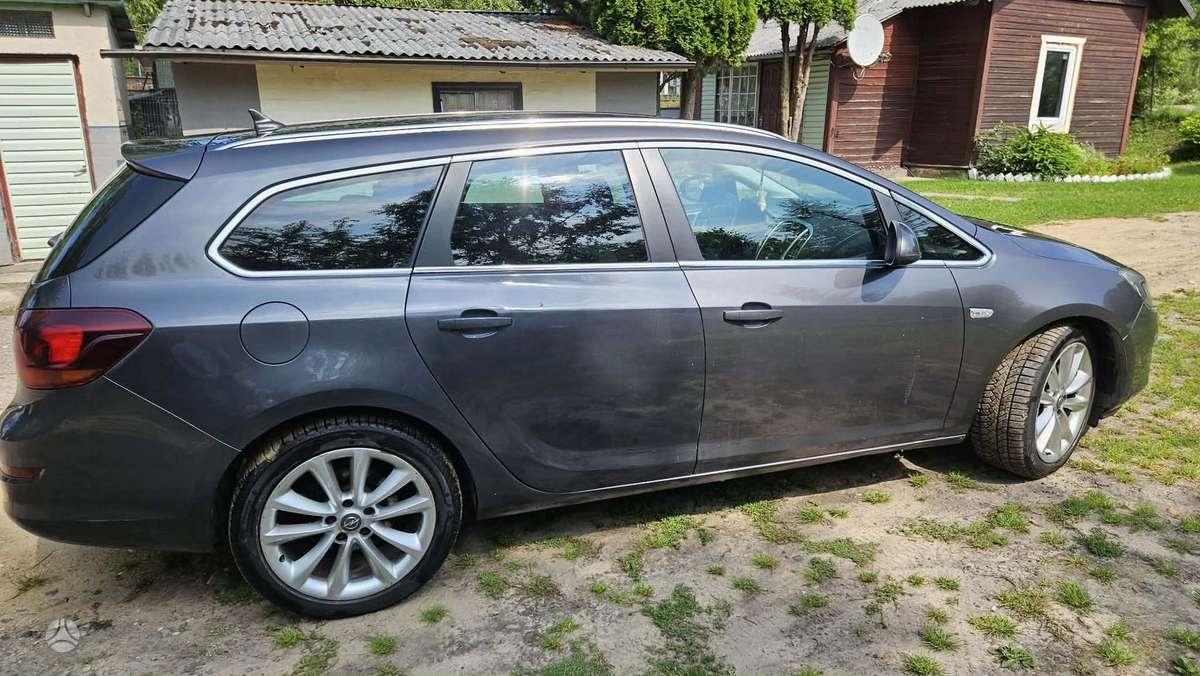 Opel Astra 2011 — салон
