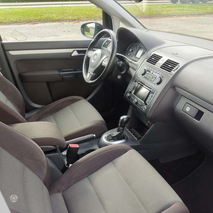 Volkswagen Touran 2012 — interior
