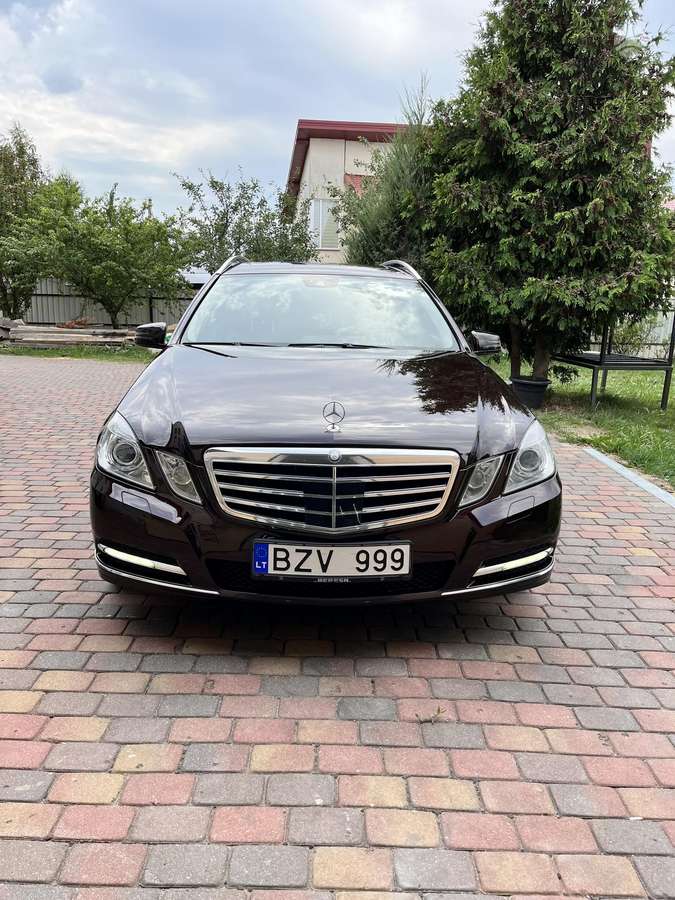Mercedes-Benz E350 2010 — interior