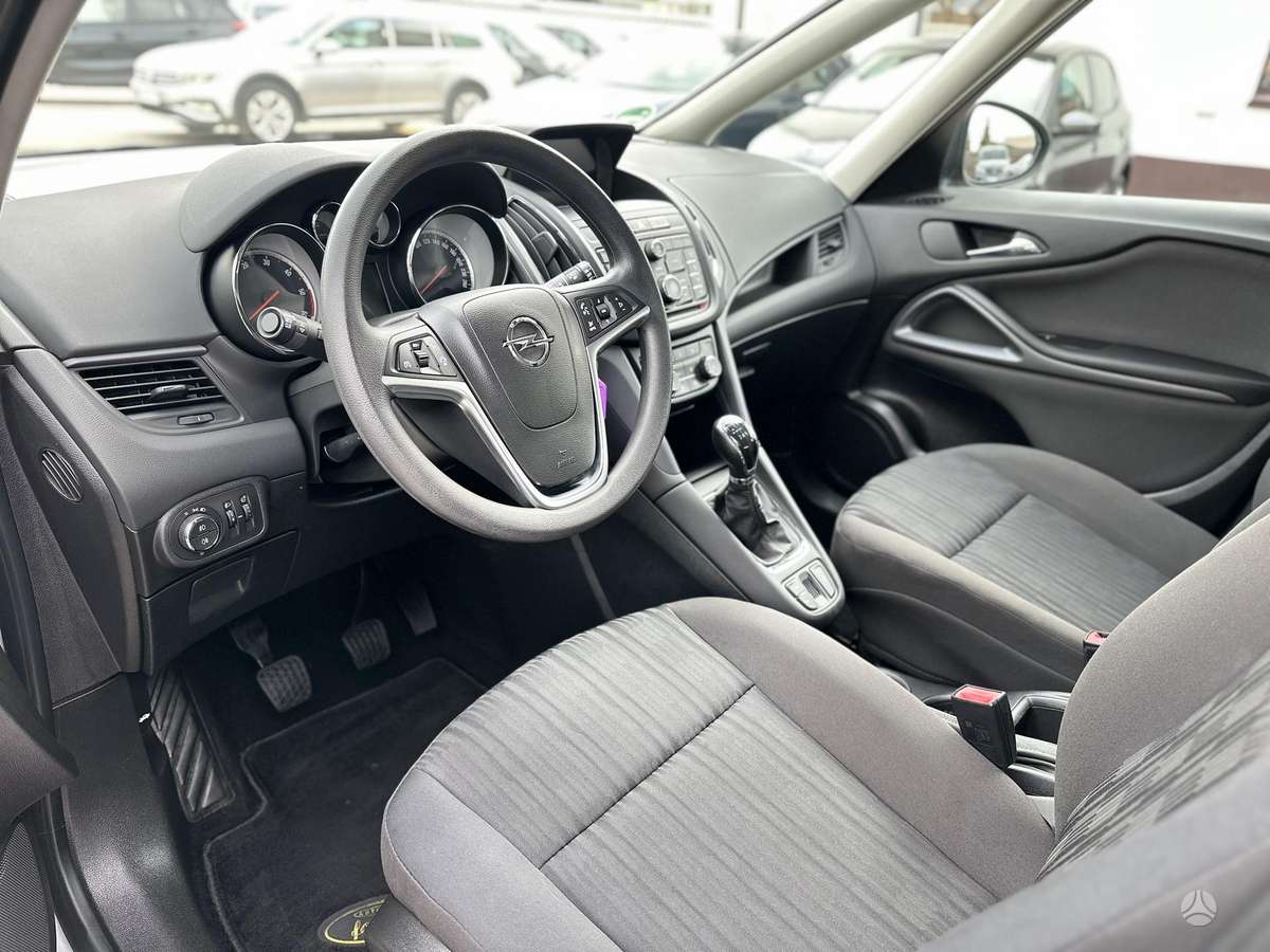 Opel Zafira 2015 — photo 10