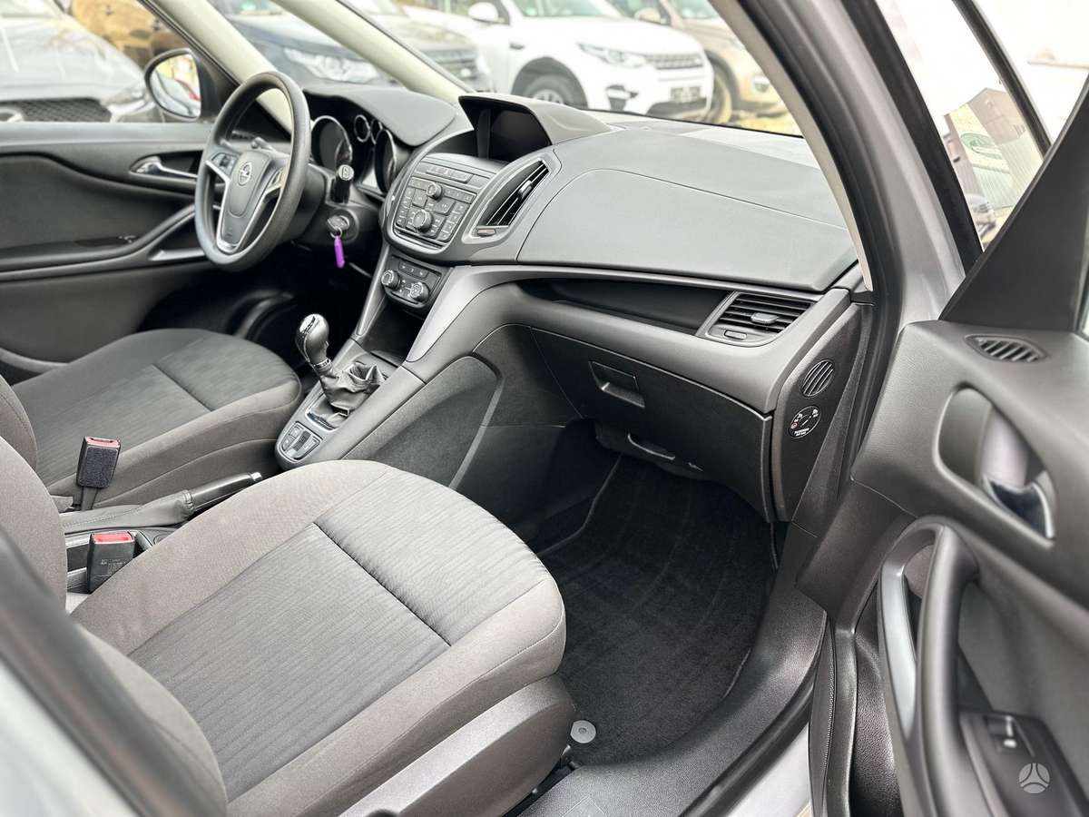 Opel Zafira 2015 — photo 12