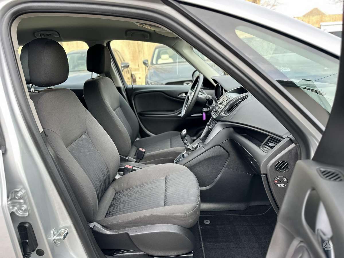 Opel Zafira 2015 — photo 13