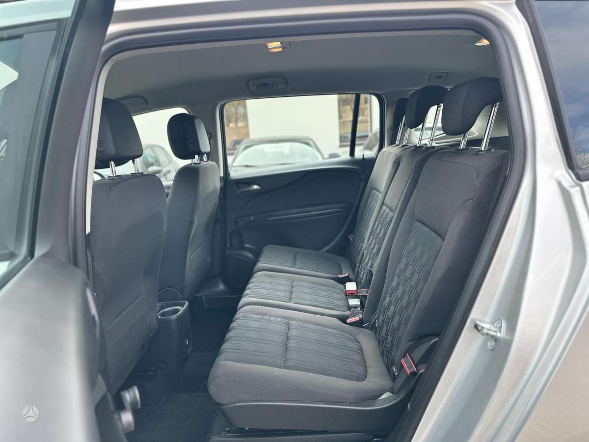 Opel Zafira 2015 — photo 15