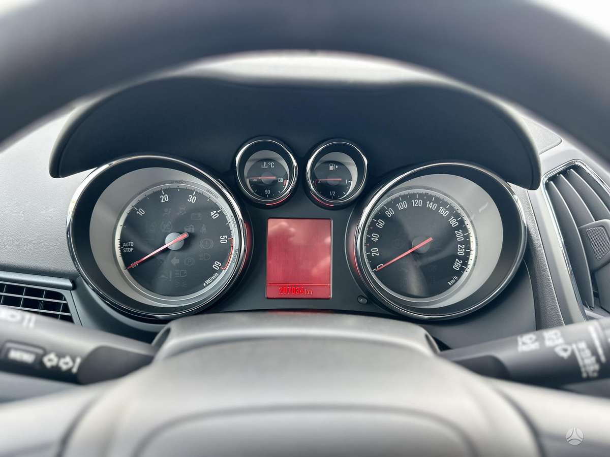 Opel Zafira 2015 — photo 16