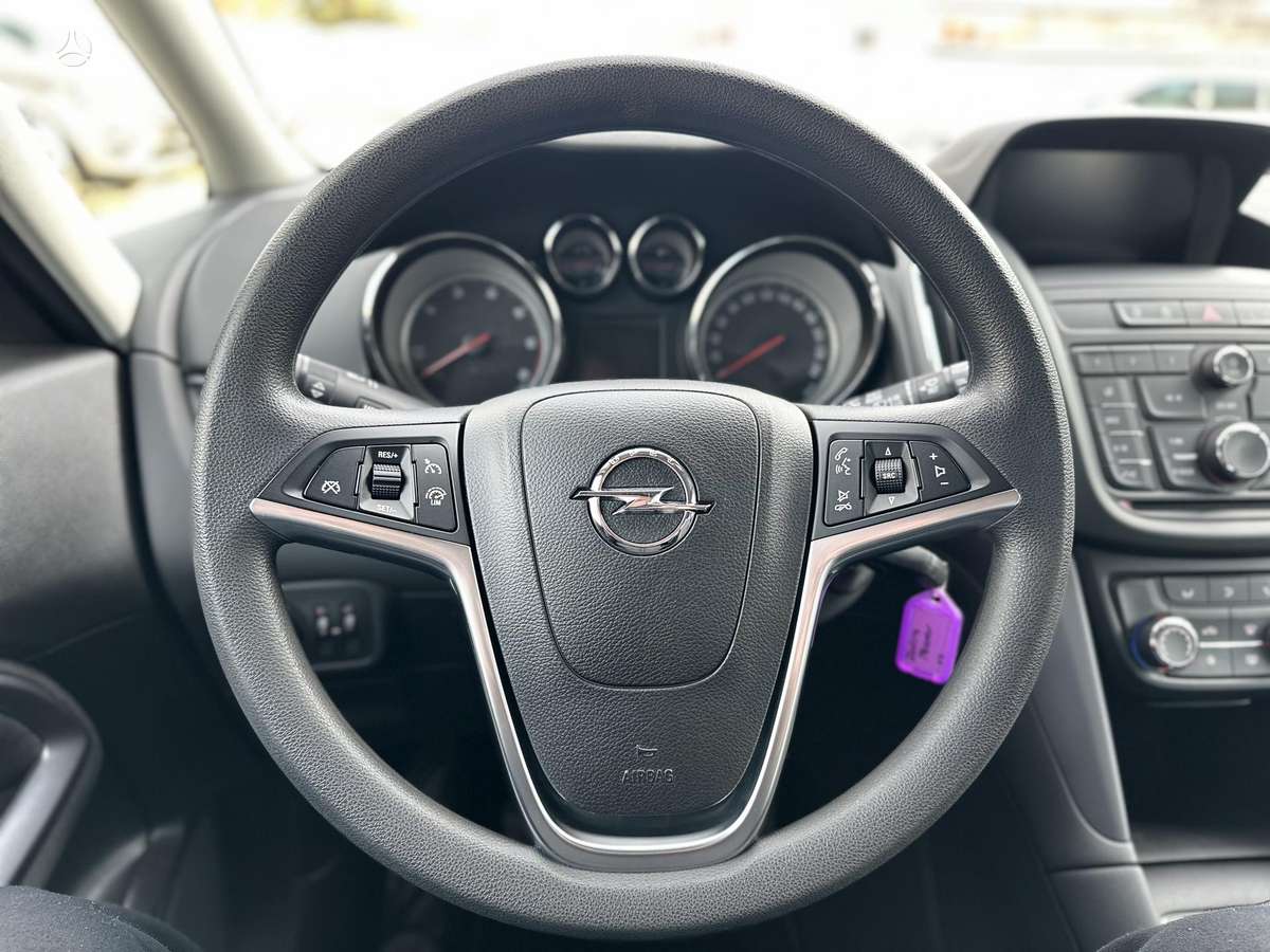 Opel Zafira 2015 — photo 17