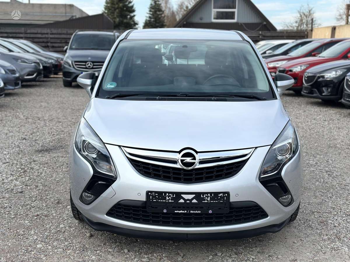 Opel Zafira 2015 — rear view