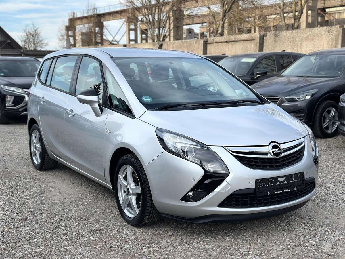 Opel Zafira 2015 — interior