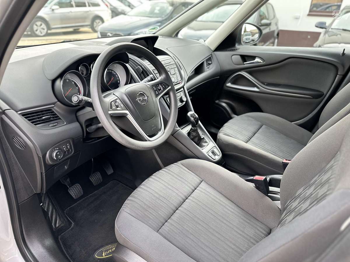 Opel Zafira 2015 — photo 9