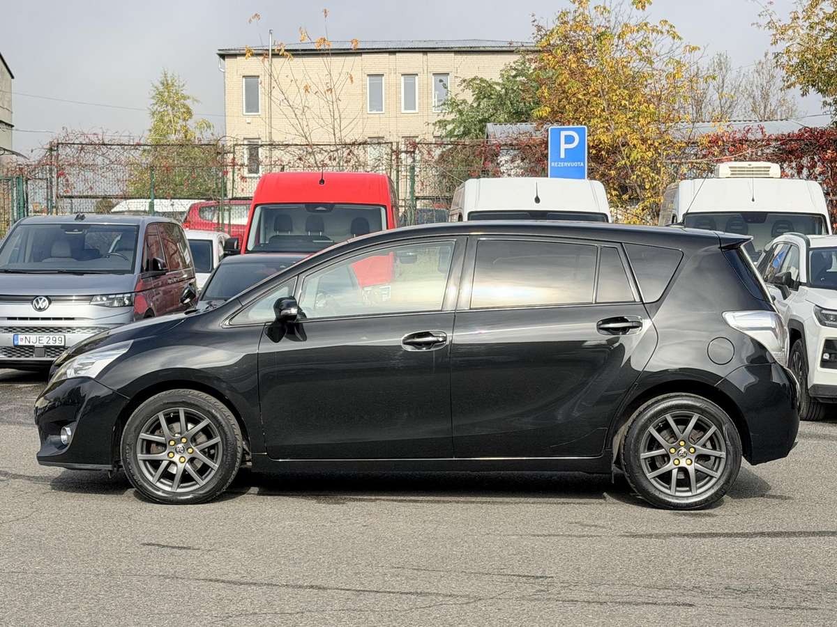 Toyota Verso 2015 — вигляд ззаду