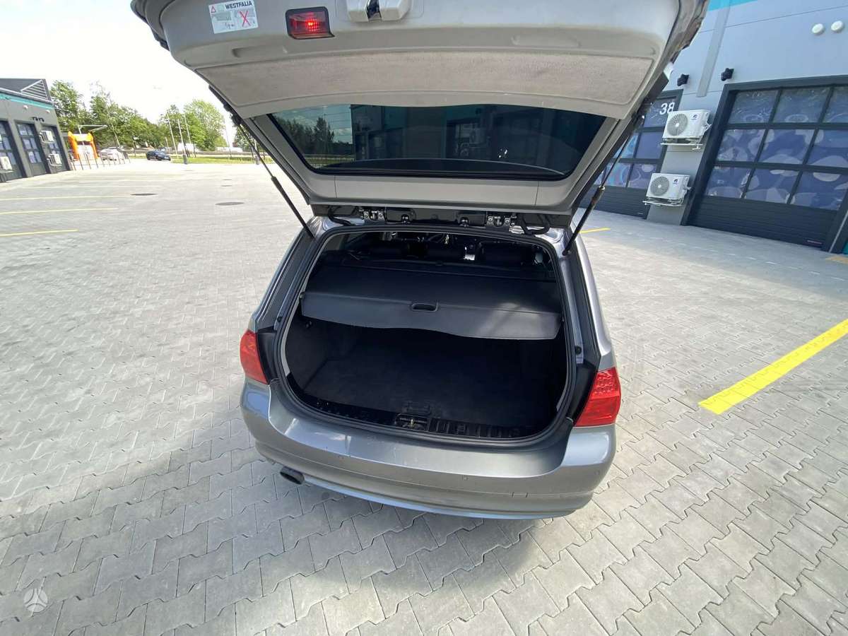 BMW 320 2009 — photo 15
