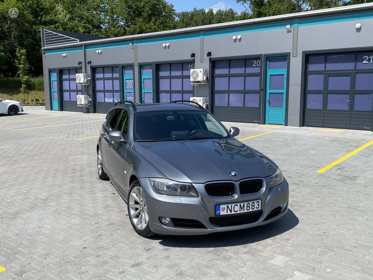BMW 320 2009 — rear view