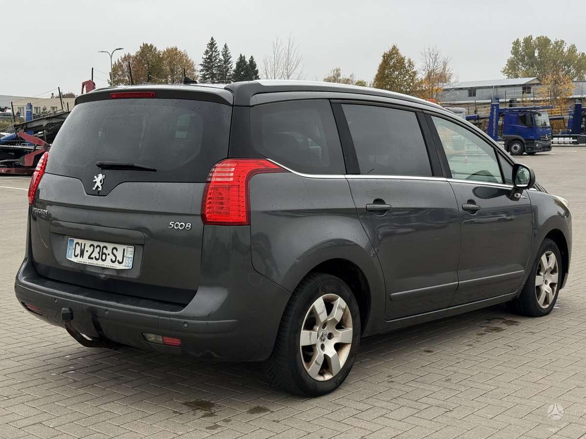 Peugeot 5008 2012 — салон