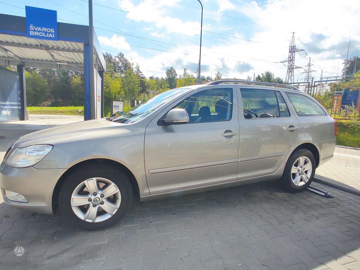 Skoda Octavia 2011 — rear view