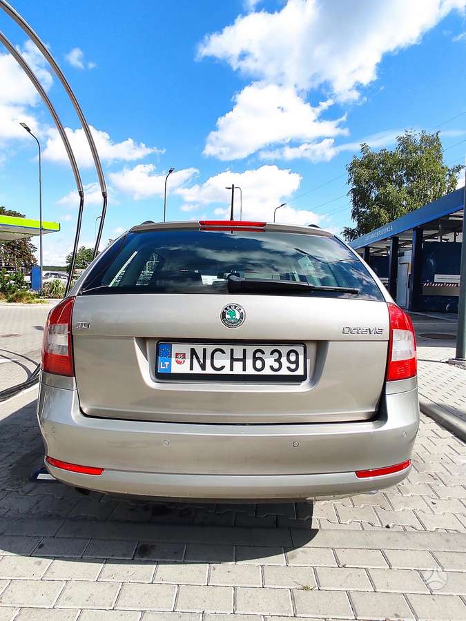 Skoda Octavia 2011 — engine 1598 cm³, 143 HP (105kW)