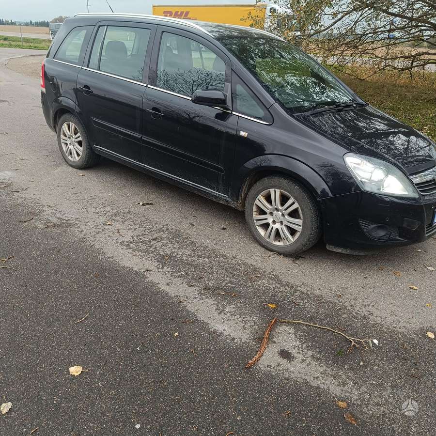 Opel Zafira 2008 — rear view