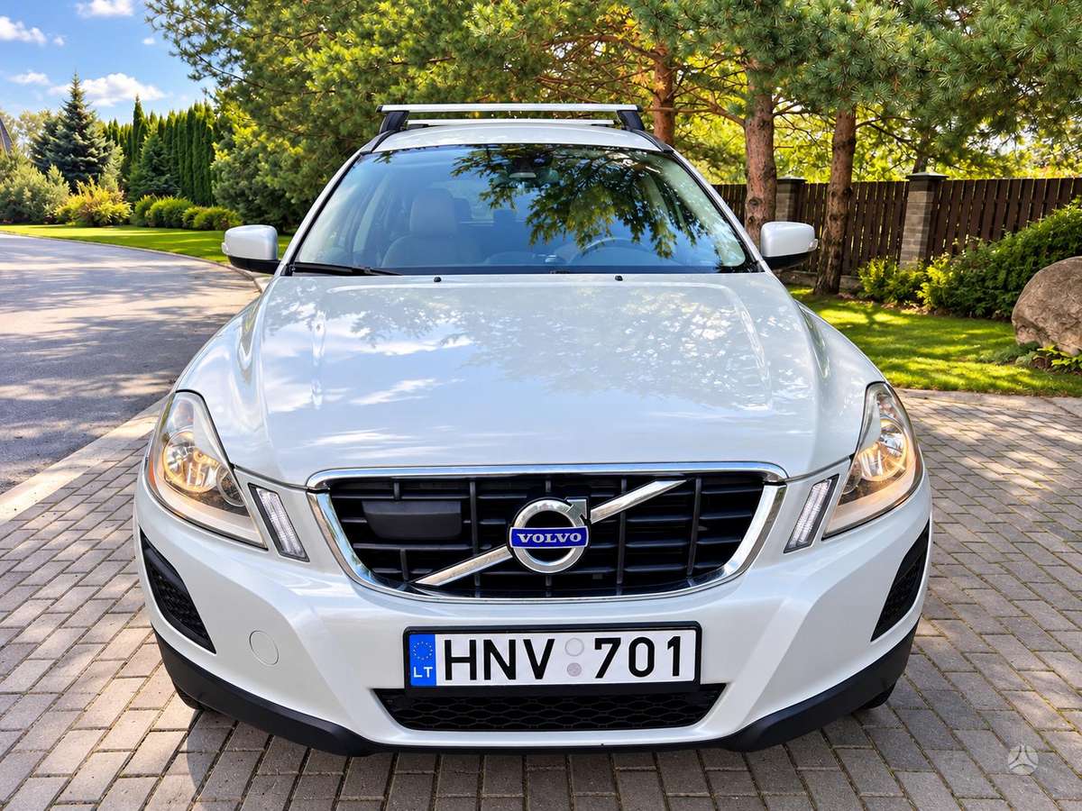 Volvo XC60 2010 — салон