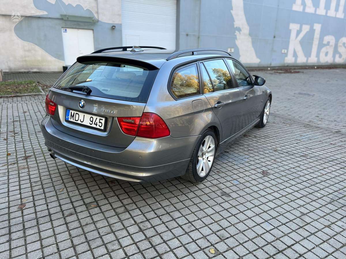 BMW 320 2009 — interior