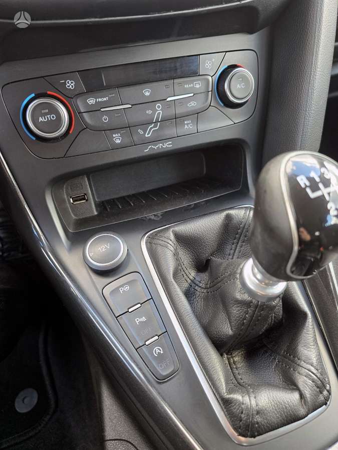 Ford Focus 2015 — photo 16