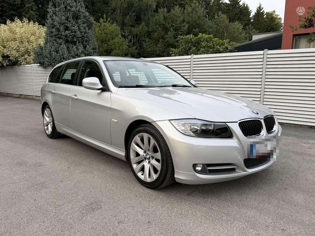 BMW 320 2012 — rear view