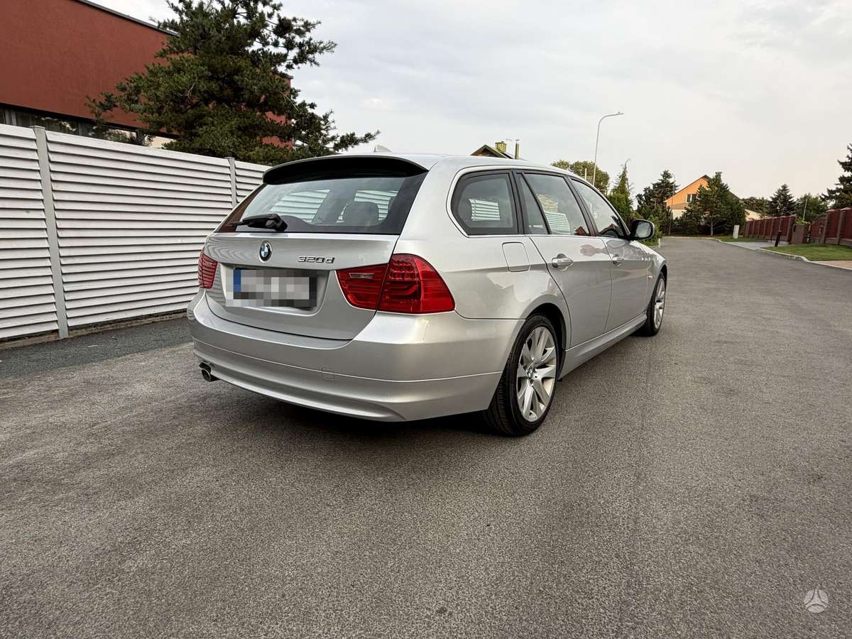 BMW 320 2012 — interior