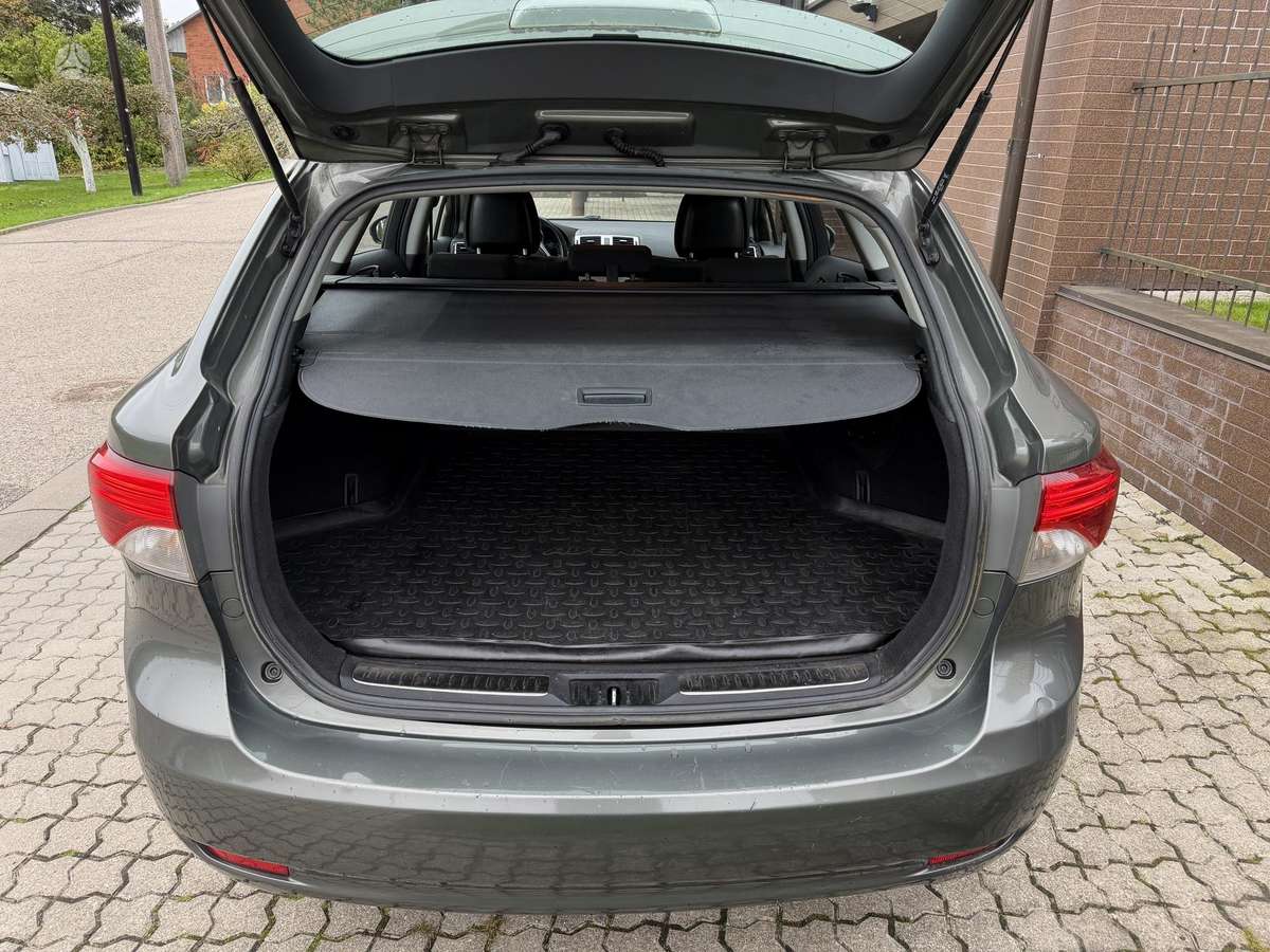 Toyota Avensis 2012 — photo 18